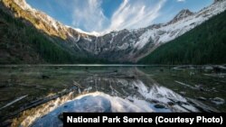 ឧទ្យាន Glacier National Park ស្ថិត​នៅ​ជាប់​ព្រំប្រទល់​នឹង​ឧទ្យាន Waterton Lakes National Park របស់​ប្រទេស​កាណាដា ។ ឧទ្យាន​ទាំងពីរ ត្រូវ​បាន​គេ​កំណត់​ថា ជា​ឧទ្យាន​សន្តិភាព​អន្តរជាតិ​ទី១ ក្នុង​ពិភពលោក​ នៅ​ឆ្នាំ ១៩៣២។