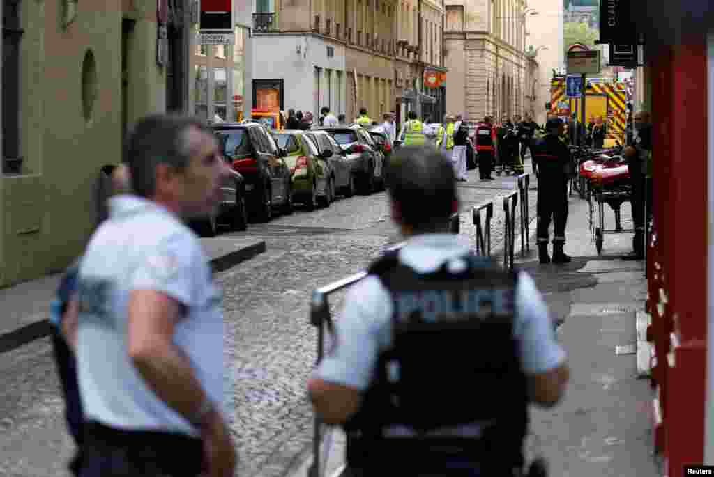 فرانسیسی پولیس کا کہنا ہے کہ واقعے کی تحقیقات شروع کر دی گئی ہیں۔