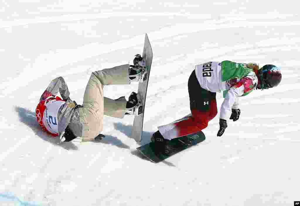 Lindsey Jacobellis dari Amerika Serikat terjatuh, sementara Dominique Maltais berusaha untuk menabraknya, saat bertanding pada partai semifinal snowboarding di Taman Rosa Khutor, Krasnaya Polyana, Rusia, 16 Februari 2014.