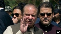 Perdana Menteri Pakistan Nawaz Sharif (tengah) bersama puteranya Hussain Nawaz (kanan) di Islamabad, Pakistan, 15 Juni 2017.