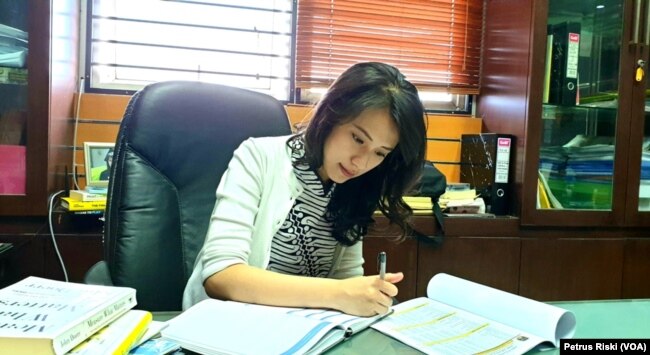Risa Santoso, Rektor Institut Teknologi dan Bisnis ASIA, Malang, saat berada di ruang kerjanya