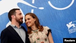 El director chileno Pablo Larrain y la actriz Natalie Portman, fuertes competidores en el Festival de Venecia 2016 con su película "Jackie".