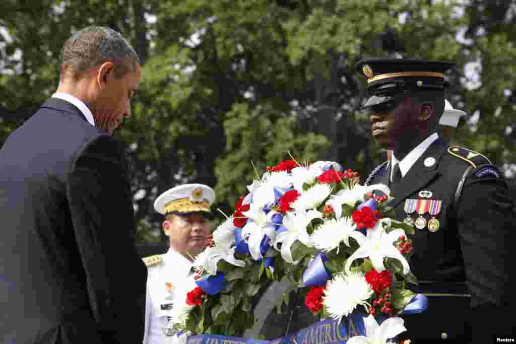 El presidente Barack Obama tras colocar una ofrenda floral en conmemoración del 60&ordm; aniversario del fin de la Guerra de Corea, en el monumento a los veteranos de la Guerra de Corea en Washngton, DC, este sábado 27 de julio.