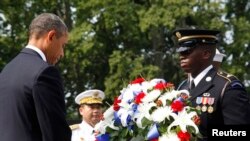 Presiden AS Barack Obama meletakkan karangan bunga di Korean War Veterans Memorial di kota Washington DC pada peringatan 60 tahun berakhirnya perang Korea (27/7). 