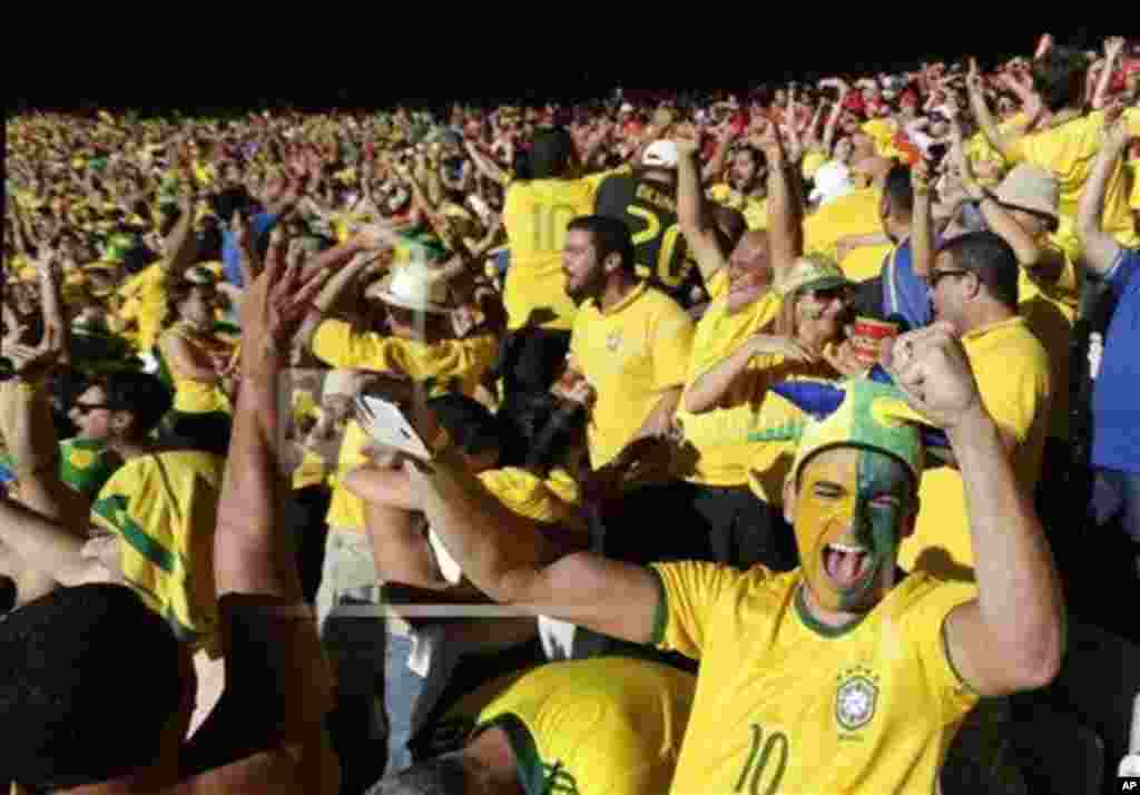 Na bancada do Estádio do Mineirão em Belo Horizonte, os brasileiros viram a sua equipa passar aos quartos-de-final, após um jogo suado e levado a grandes penalidades, frente ao Chile. Junho 28, 2014. 