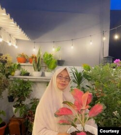 Elly Listiyowati Oemar- Tidak sungkan berkomunikasi dengan tanaman-tanaman hiasnya. (Foto: Elly Oemar)