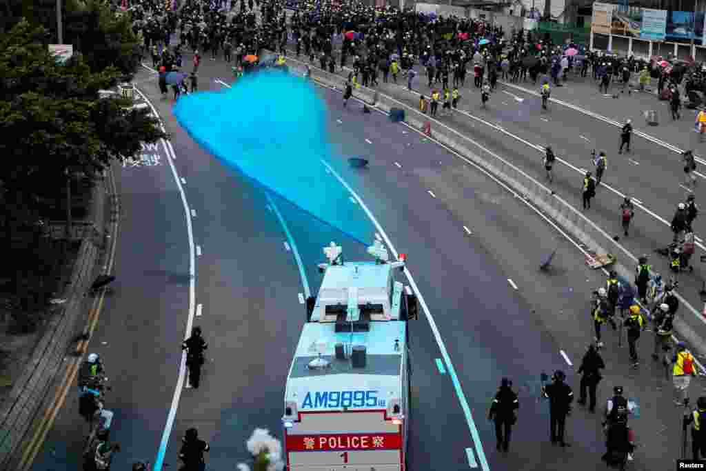 香港警察向政府总部附近的示威者动用水炮发射蓝色水柱。（2019年9月15日）