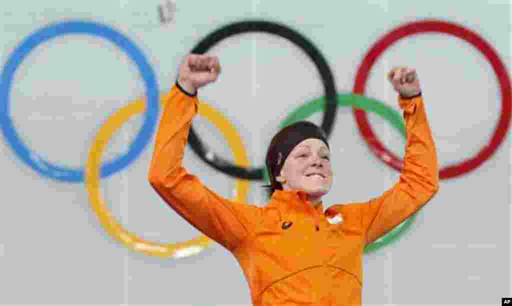 Gold medallist Jorien ter Mors of the Netherlands jumps in celebration during the flower ceremony for the women's 1,500-meter speedskating race at the Adler Arena Skating Center during the 2014 Winter Olympics in Sochi, Russia, Sunday, Feb. 16, 2014. (AP 