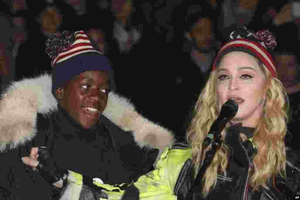 La cantante junto con su hijo adoptivo, David Banda, en Washington Square Park, el 7 de noviembre de 2016, apoyando a la entonces candidata presidencial demócrata Hillary Clinton. Foto: AP&nbsp;