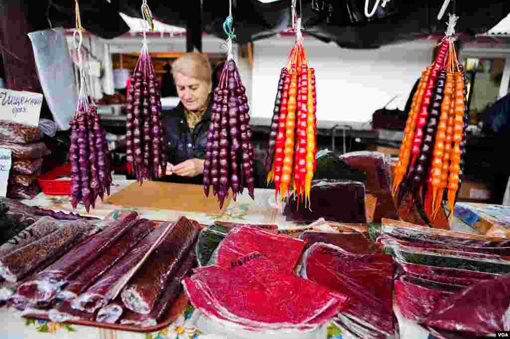 Hətta m&ouml;vs&uuml;mdən kənar Mart ayında da Suxuminin Mərkəzi Bazarında faraş meyvələr satılır.&nbsp; (V. Undritz/Amerikanın Səsi)