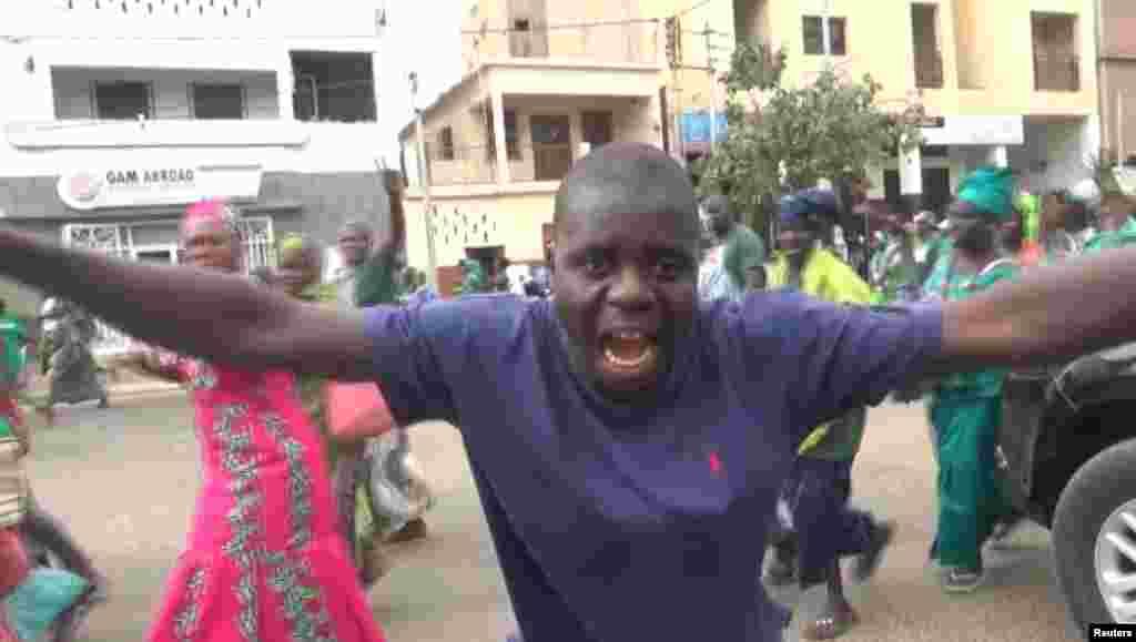 Des partisans du président Yahya Jammeh devant la Cour suprême à Banjul, Gambie, 10 janvier 2017.