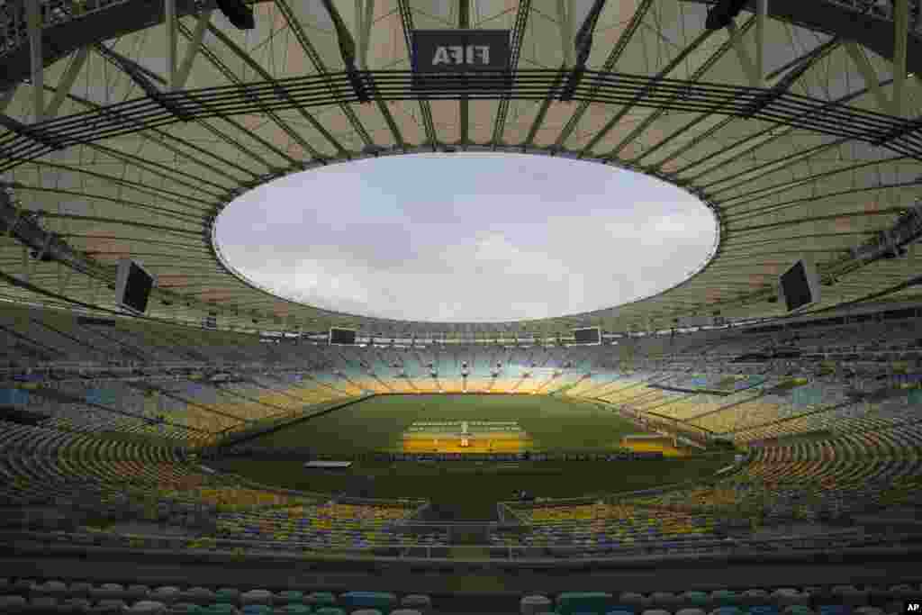 Lampu-lampu menyinari Stadion Maracana menjelang diselenggarakannya Piala Konfederasi di Rio de Janeiro, Brasil.