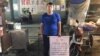 来自中国大陆的异议人士张文在台湾街头乞讨 （温起锋提供） 