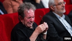 گریه داریوش مهرجویی در مراسم بزرگداشت عباس کیارستمی