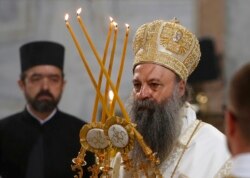 Partrijarh Srpske pravoslavne crkve Porfirije služi liturgiju u sklopu proslave Uskrsa po Julijanskom kalendaru, u Hramu svegog Save u Beogradu, 2. maja 2021. (Foto: AP, Darko Vojinović)