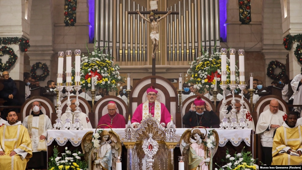 Pierbattista Pizzaballa, Patriark Latin Yerusalem, menghadiri perayaan Natal di Gereja Nativity di Betlehem, Tepi Barat yang diduduki Israel, 24 Desember 2021. (Foto: REUTERS/Mussa Issa Qawasma)