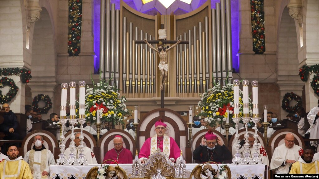 罗马天主教会耶路撒冷拉丁礼宗主教皮拉巴扎在圣诞教堂主持午夜弥撒。(2021年12月24日)(photo:VOA)