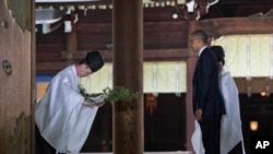 Tổng thống Obama thăm đền Meiji ở Tokyo, ngày 24/4/2014.