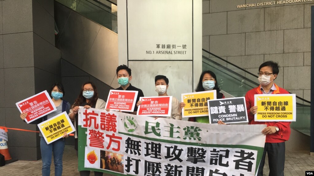 香港立法会议员黄碧云3月10日下午到警察总部抗议，要求警方约束前线警员侵犯新闻自由行为。（美国之音王四维拍摄）