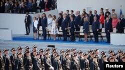 Presiden Donald Trump dan Presiden Perancis Emmanuel Macron menyaksikan parade militer Hari Bastille di Paris, Perancis, 14 Juli 2017.