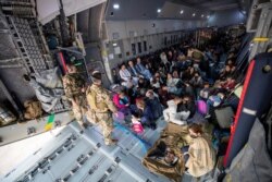 Para pengungsi dari Afghanistan saat mereka tiba dengan pesawat angkut Airbus A400 milik Luftwaffe Angkatan Udara Jerman di Tashkent, Uzbekistan, 17 Agustus 2021. (Marc Tessensohn/Twitter @Bw_Einsatz/Han)