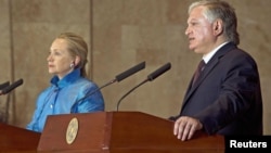Armenian Foreign Minister Edward Nalbandian (R) and U.S. Secretary of State Hillary Clinton address a news conference following their meeting in Yerevan June 4, 2012.