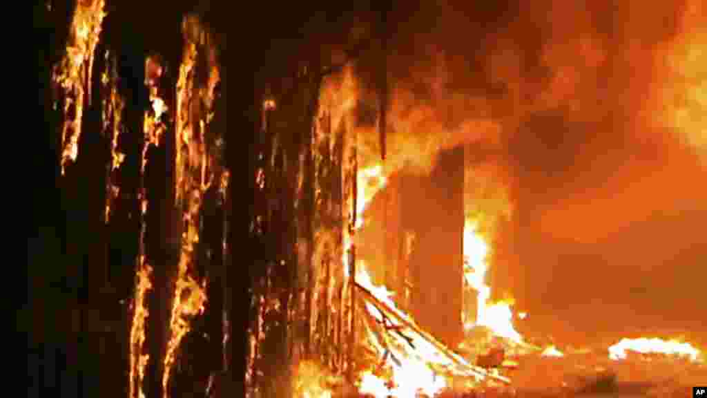 從Shaam News Network (SNN)得到的視頻截圖顯示大火在敘利亞阿勒頗的中世紀露天市場熊熊燃燒（2012年9月29日）。