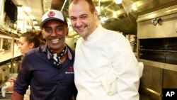 Les chefs Marcus Samuelsson et Daniel Humm (à droite) sont présentés en 2015. (Photo par Mark Von Holden / Invision pour James Beard Foundation / AP Images)