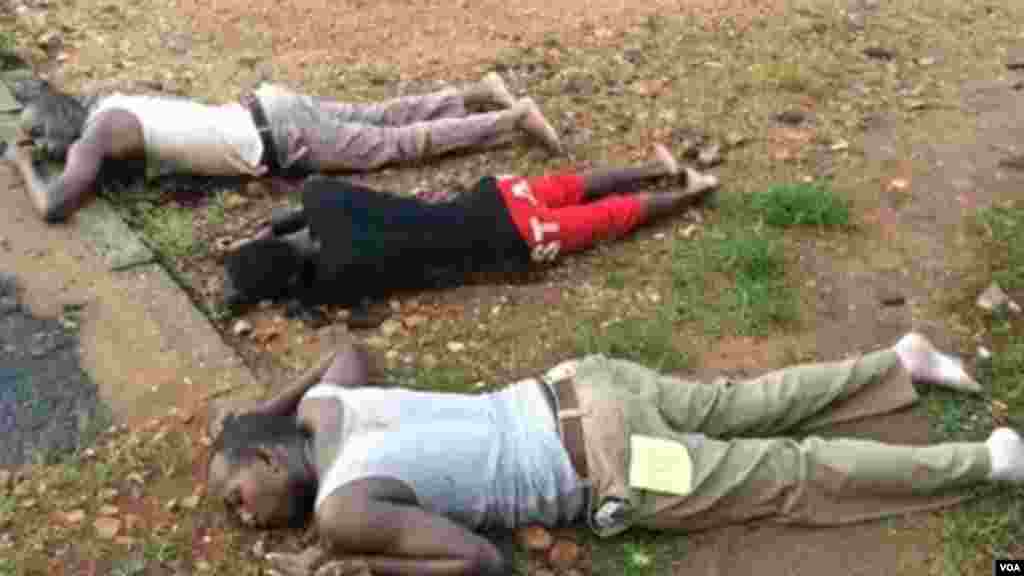 Trois corps de victimes des représailles de la police gisent sur le sol à Nyakabiga, Bumjubura, Burundi, 12 décembre 2015. VOA