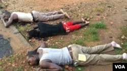 Trois corps de victimes des représailles de la police gisent sur le sol à Nyakabiga, Bumbura, Burundi, 12 décembre 2015. VOA
