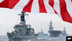 资料照：日本海上自卫队护卫舰鞍马号率其他船只在东京以南海域举行舰队检阅。（2012年10月14日）
