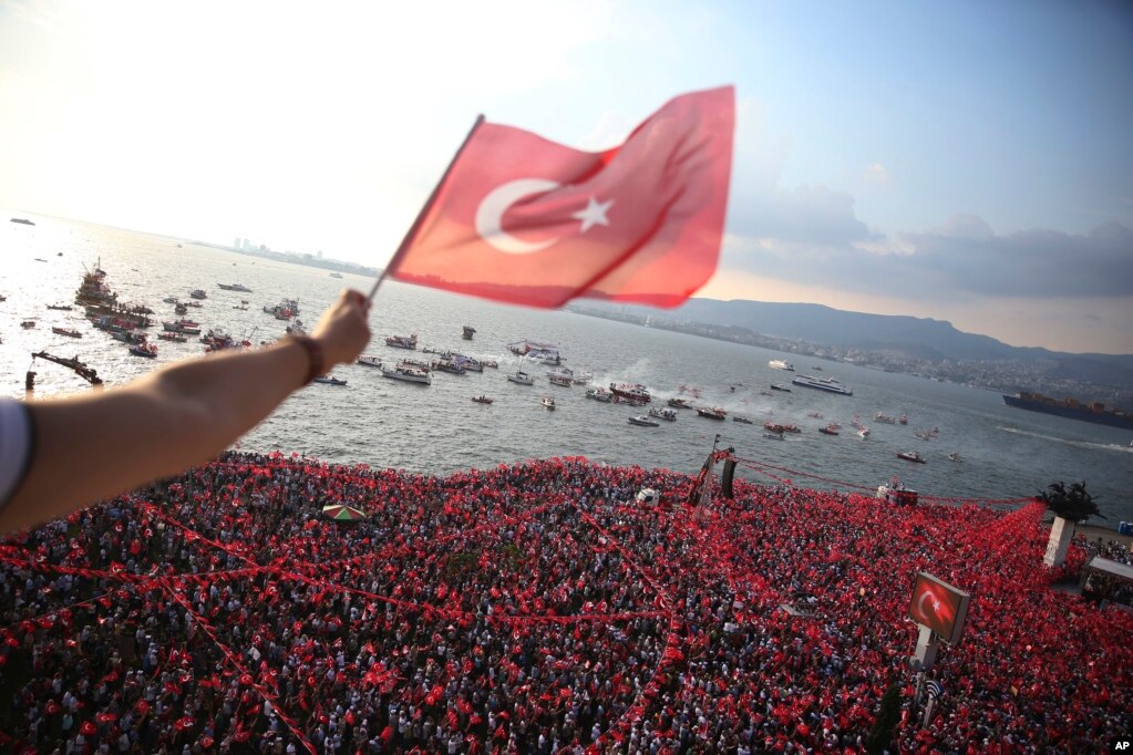 터키 이즈미르에서 레제프 타이이프 에르도안 대통령의 라이벌인 무하람무하렘 인제 후보의 지지자들이 집회를 열고 있다. 에르도안 현 대통령이 대통령 선거 재출마를 선언한 가운데, 오는 일요일 터키에서는 대선과 총선이 함께 치러진다.