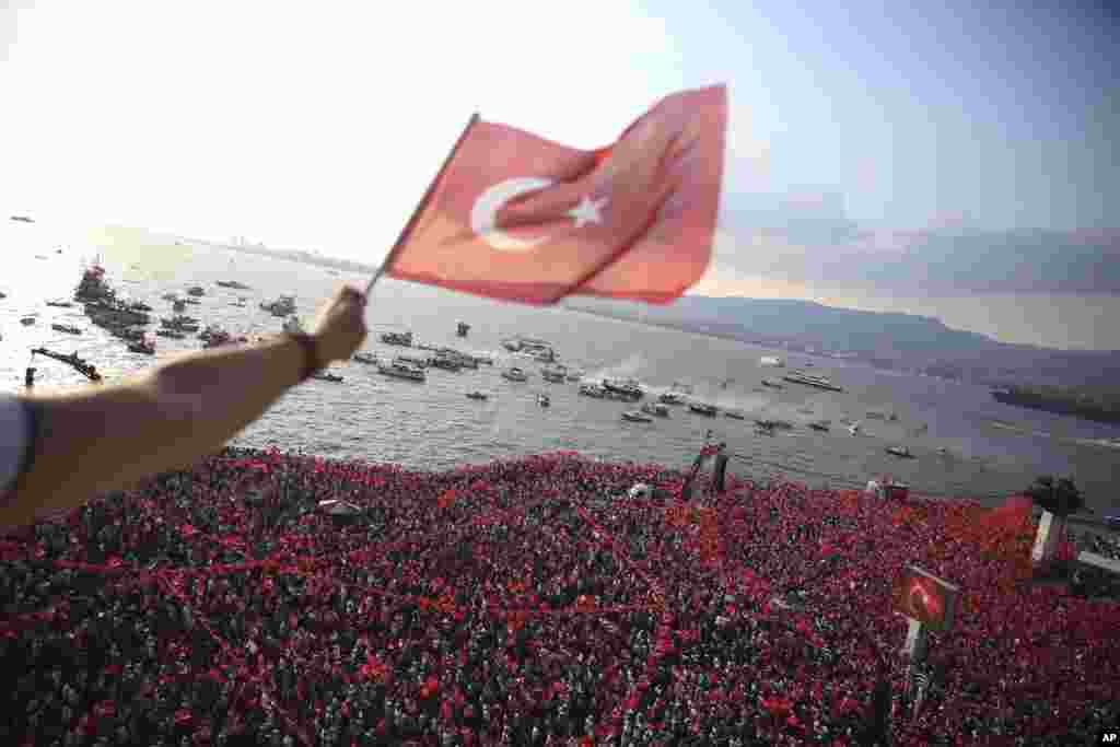&nbsp; Muharrem İnce&#39;yi destekleyen İzmirliler fotoğrafa böyle yansımış.