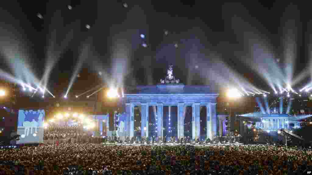 Vibofu vilivyopangwa kwa kisana, &quot;Lichtgrenze 2014&quot; vikipeperuka hewani mbele ya mlango maaruf wa&nbsp; Brandenburg Gate wakati wa kilele cha sherehe za miaka 25 ya Ukuta wa Berlin Ujerumani, Nov. 9, 2014. 