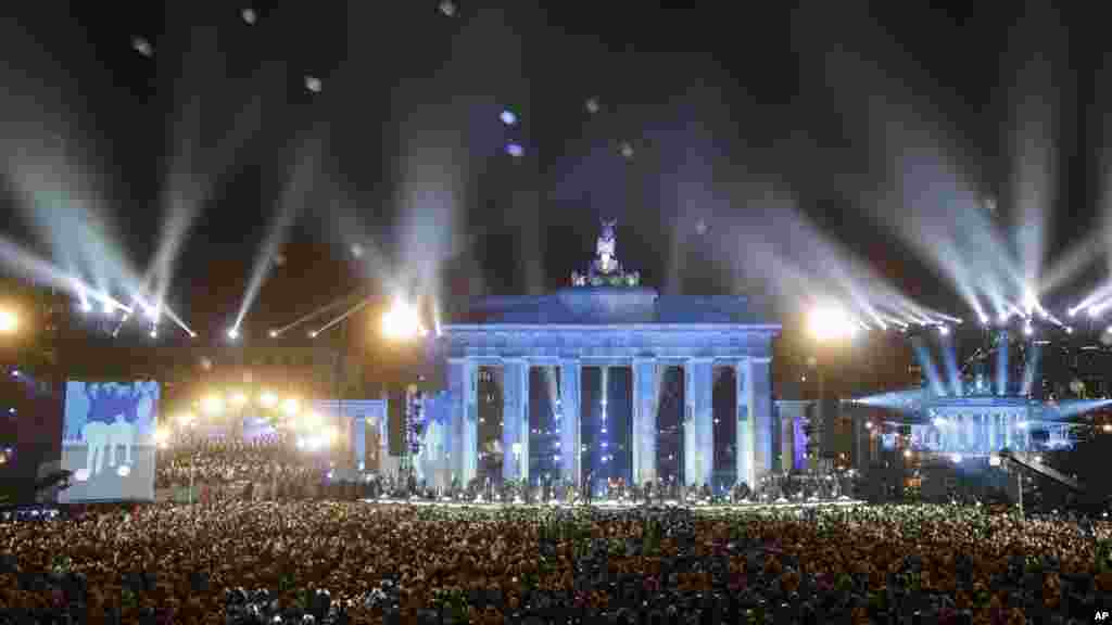 Des ballons de l&#39;installation d&#39;art &laquo;&nbsp;Lichtgrenze 2014&nbsp;&raquo; s&rsquo;envolent devant la porte de Brandebourg lors de l&#39;événement central commémorant la chute du mur de Berlin, en Allemagne, le 9 novembre 2014. 