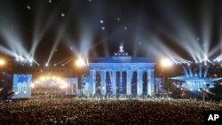 Bong bóng thắp sáng được thả bay lên trời trước Cổng Brandenburg trong buổi lễ chính kỷ niệm 25 năm Bức tường Berlin sụp đổ, ngày 9 tháng 11, 2014.