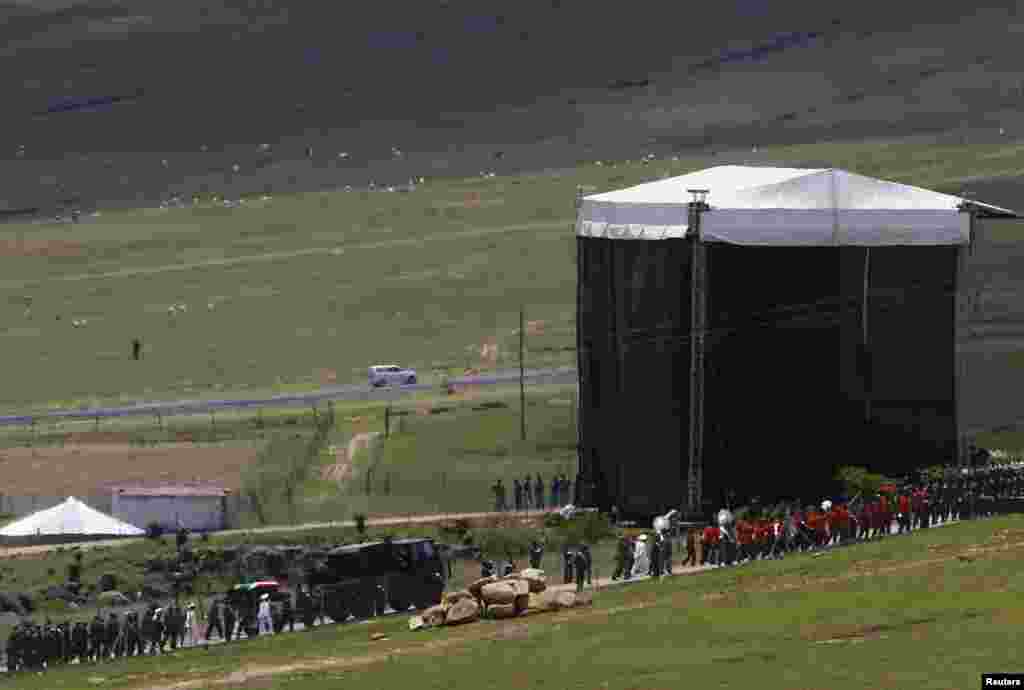 Former South African President Nelson Mandela&#39;s coffin arrives at the family gravesite for burial at his ancestral village of Qunu in the Eastern Cape province, 900 km south of Johannesburg, Dec. 15, 2013.&nbsp;