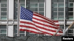 资料图：莫斯科美国大使馆围墙内的飘动的美国国旗（2018年3月28日）