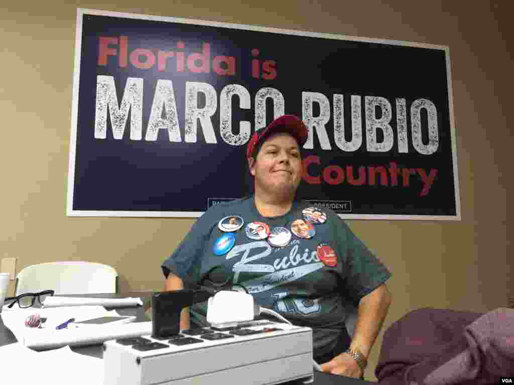 Sandra, 45, volunteers for Republican presidential candidate Marco Rubio’s campaign March 14, 2016, ahead of Tuesday's primary in Florida. (C. Mendoza/VOA)