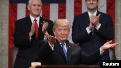 El presidente Donald Trump agradece los aplausos durante el discurso sobre el Estado de la Unión.