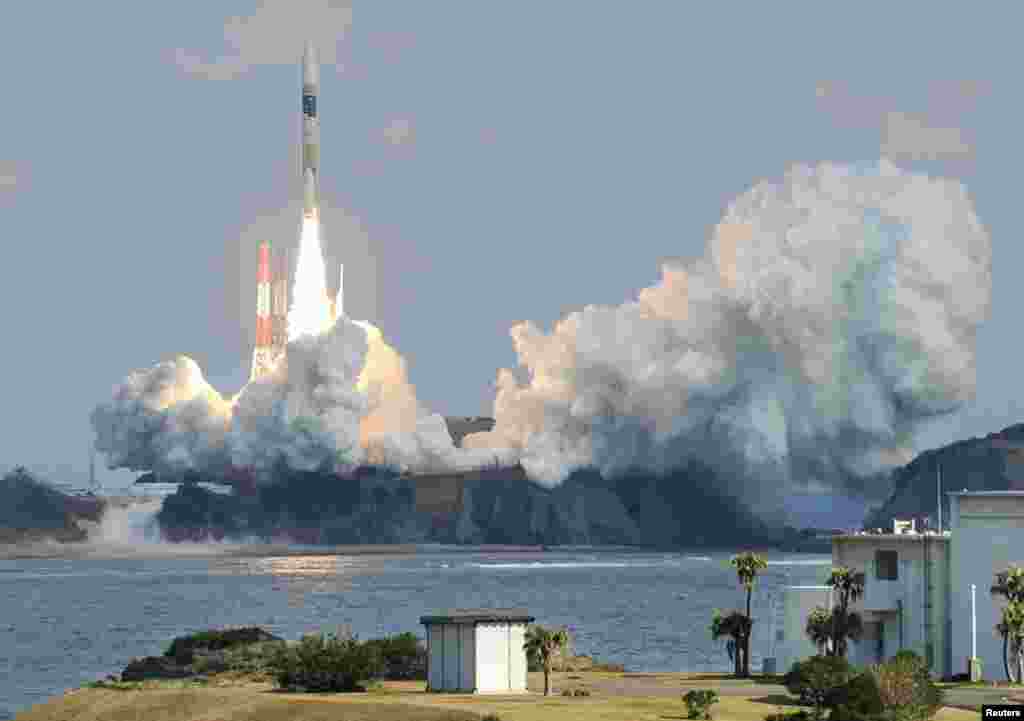 Roket H-IIA, membawa satelit radar cadangan untuk pertemuan para intelijen yang diadakan oleh pemerintah, meluncur dari landasan di Pusat Angkasa Tanegashima di barat daya pulau Tanegashima, Jepang, di foto yang diambil oleh Kyodo.