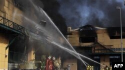 Ðội cứu hỏa cố gắng dập tắt lửa nhà kho trong thành phố Rio de Janeiro của Brazil