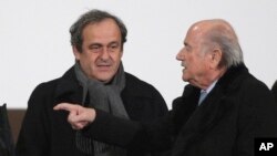 Michel Platini, président de l'UEFA, à gauche et Sepp Blatter, président démissionnaire de la FIFA, tous deux supendus pour un paiement suspect de 1,8 d'euros au premier.