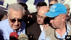 Đặc sứ Lakhdar Brahimi (trái) nói chuyện với các phóng viên trong chuyến thăm trại tị nạn Zaatari