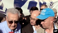 Lakhdar Brahimi, utusan PBB dan Liga Arab untuk Suriah (kiri) di Kemah Penampungan Pengungsi Zaatari di Mafraq, Jodan (Foto: dok). Brahimi bertemu Sekjen PBB, Ban Ki-moon menjelang sidang umum PBB guna membahas solusi penyelesaian konflik berkepanjangan di Suriah.