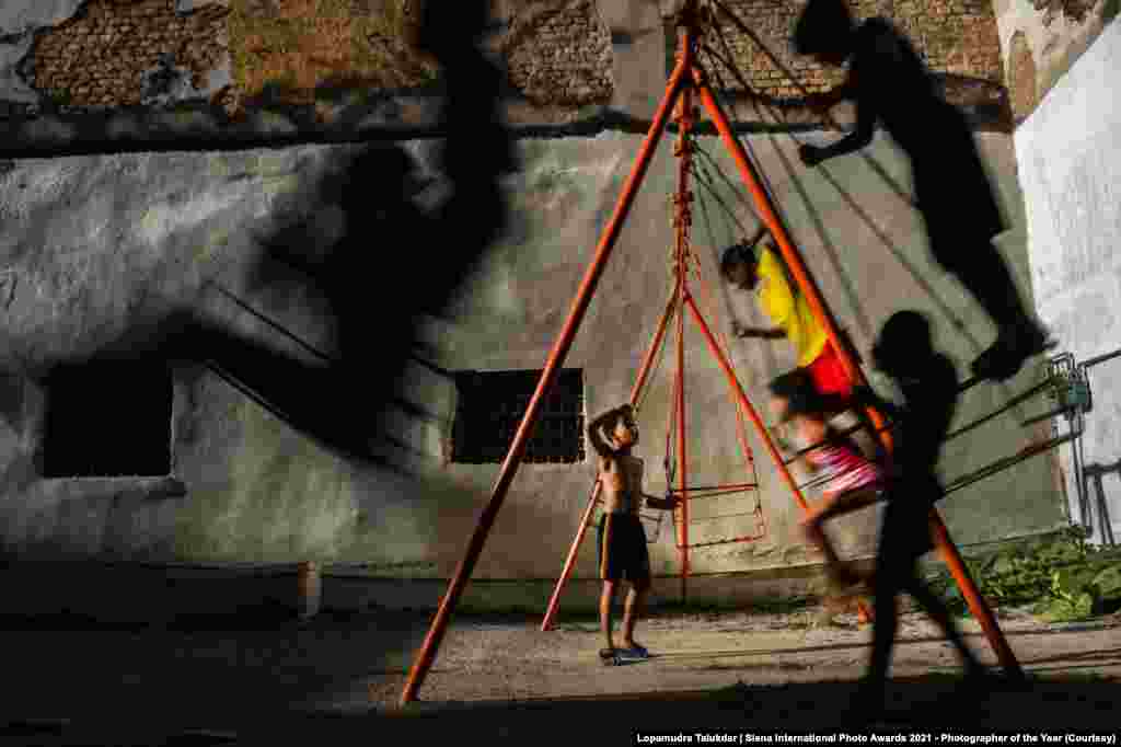 Победителем в номинации &laquo;Уличная фотография&raquo; стал снимок под названием &laquo;Детство&raquo;. &laquo;Несмотря на то, что во всем мире жизни подростков полностью поглощены социальными сетями и Интернетом, в Гаване дети по-прежнему веселятся, играя на открытом воздухе во дворах своих домов&raquo;, &ndash; говорится в описании снимка на сайте фотоконкурса.&nbsp; &nbsp; 📸: Lopamudra Talukdar / Siena International Photo Awards