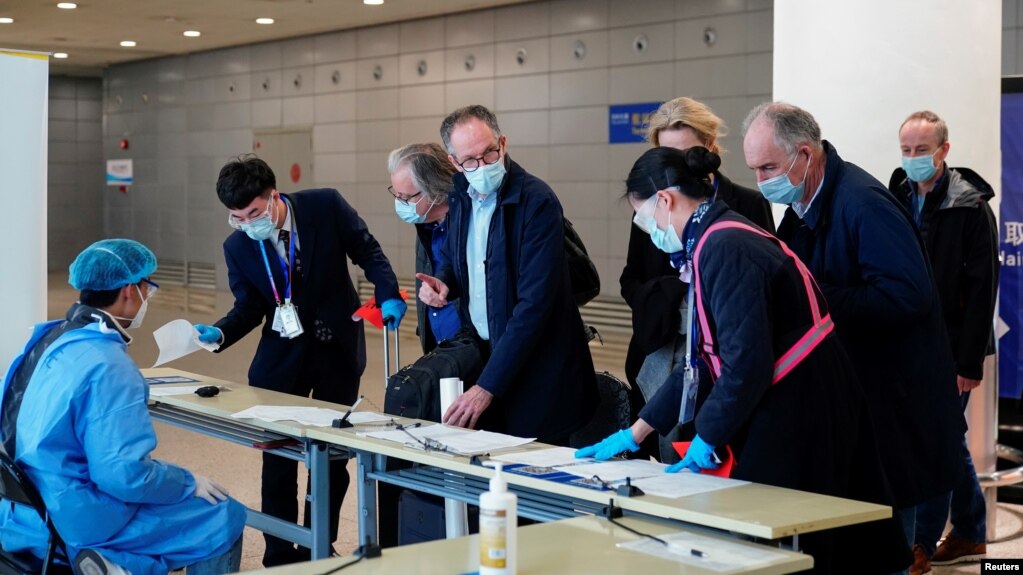 世卫组织新冠病毒源头调查组成员抵达上海浦东机场。 （2021年2月10日）(photo:VOA)