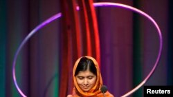 En septembre 2013, Malala Yousafzai a également reçu un prix de la Clinton Global Initiative