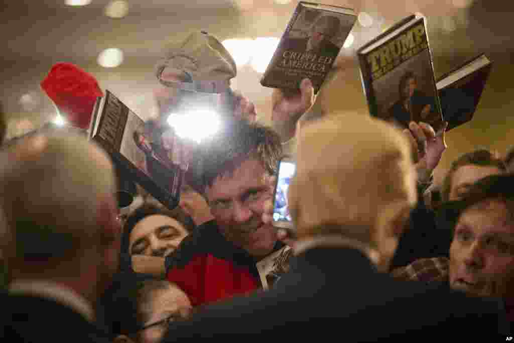 Ứng cử viên tổng thống đảng Cộng hòa Donald Trump (giữa phải) gặp gỡ những người tham dự trong một chặng dừng trong chiến dịch vận động tranh cử tại Khách sạn Radisson ở Nashua, bang New Hampshire, Mỹ.