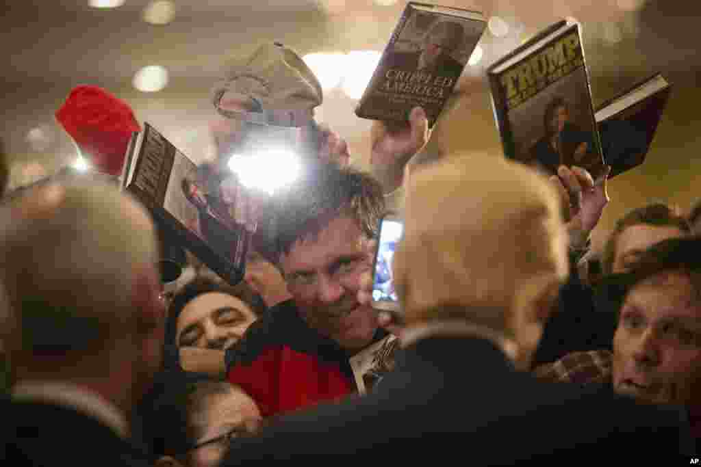 Bakal calon presiden Donald Trump, kanan tengah, bertemu dengan para peserta kampanye di Radisson Hotel di Nashua, New Hampshrie.